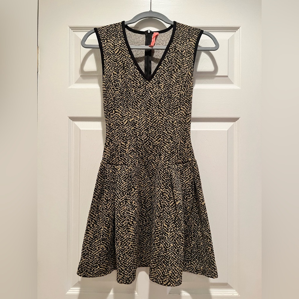 Eight Sixty Sleeveless Knit V-Neck Printed Fit and Flare Dress  NWT